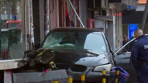 Кола блъсна и уби две жени на тротоар във Варна и се вряза в магазин