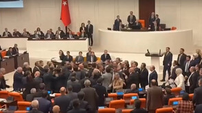 Турски депутати се сбиха по време на дебатите за бюджета (ВИДЕО)