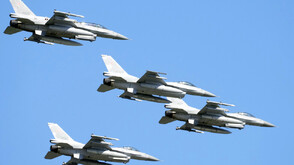 Полша вдигна изтребители, след като Русия удари Западна Украйна