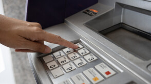 Омбудсманът предлага хората със запори да теглят от банкомат парите, които им се полагат