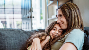 Защо прегръдките ни карат да се чувстваме по-добре: Науката зад топлината