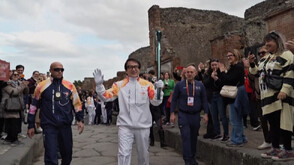 Легендарният Джеки Чан е сред олимпийските факлоносци в Италия (ВИДЕО)