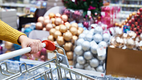 Опашките от пазаруващи в последния момент се извиха в повечето търговски центрове