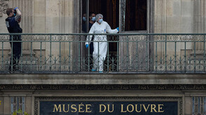 Монтираха метални решетки на прозорците на Лувъра