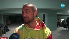 Доброволци раздават храна на възрастни в Хасковско