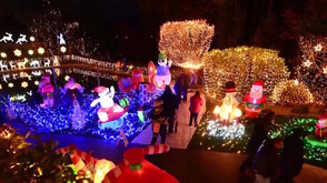 Семейство превръща дома си в истинска коледна приказка