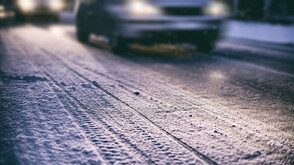 Снежни и хлъзгави пътища затрудняват движението в почти цялата страна