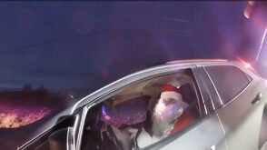 "Покажете си шофьорската книжка": Полицаи спряха мъж с костюм на Дядо Коледа за превишена скорост (ВИДЕО)