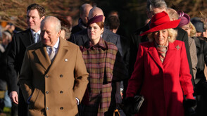 Чарлз Трети заведе кралското семейство на църква преди коледната си реч