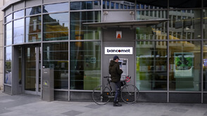 Взривно устройство предизвика експлозия пред банка в Солун