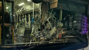 Издирват човек, хвърлил дърво по автобус с пътници в София (СНИМКИ)