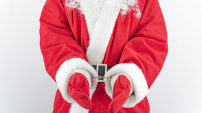 Израелски полицаи задържаха палестинец, облечен като Дядо Коледа