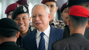 Осъдиха на 15 години затвор бившия премиер на Малайзия