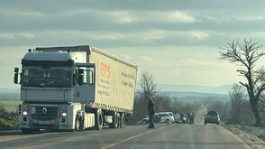 Кола се удари в ремарке на тир на пътя Русе - Велико Търново