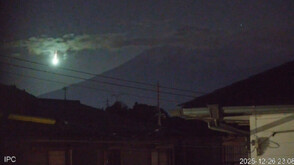 Огромна огнена топка озари нощното небе над Япония (ВИДЕО)