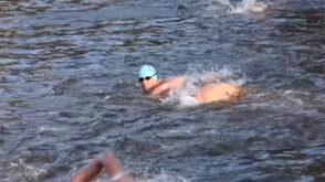 Стотици се включиха в леденото коледно плуване в река Вълтава (ВИДЕО)