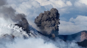 Етна отново се активизира, избълва огромен стълб пепел и лава (ВИДЕО)