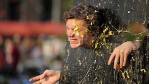 Вековна традиция: Бой с яйца и брашно в испански град