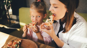 Проучване: Все повече родители чувстват вина заради начина, по който хранят децата си