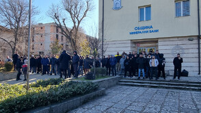 Протест и контрапротест пред сградата на общината в Минерални бани