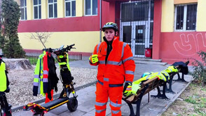 „Човекът с тротинетка като коледна елха“: Мъж твърди, че е глобен несправедливо, въпреки че спазва строги мерки за безопасност