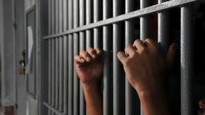 Задържа под стража мъж за домашно насилие над съпругата му