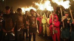 Мащабно шествие на викинги поставиха началото на новогодишните празници в Единбург