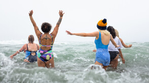 800 души дадоха старт на Новата година с къпане в Северно море (ВИДЕО)