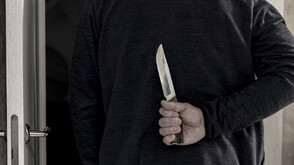 Млада жена издъхна след удар с бутилка и намушкване