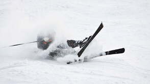 Скиор е с комоцио след падане на писта в Банско, хеликоптер го превози до болница