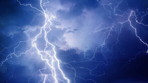 Мълния уби двама и рани около 150 души на фестивал в Южна Африка