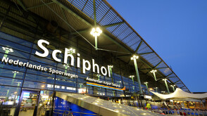 Летище „Схипхол“ отмени 450 полета заради тежки метеорологични условия в Амстердам