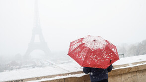 Сняг парализира въздушния, железопътния и автомобилния трафик в Париж и Амстердам