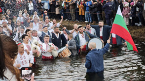 На Богоявление: Мъжкото хоро се изви във водите на Тунджа (ВИДЕО+СНИМКИ)