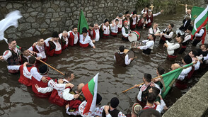 Стотици смелчаци „спасяват” кръста в цялата страна (СНИМКИ)