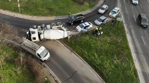 Бетоновоз се обърна на ключов столичен булевард (СНИМКИ)