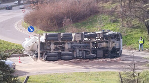 Бетоновоз се обърна на ключов столичен булевард (СНИМКИ)