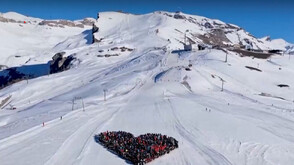 Скиори в Кран-Монтана отдадоха почит на загиналите при трагичния пожар на Нова година