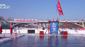 Китайци плуваха при температури от -15 градуса
