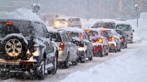 Зимна блокада в Европа: Отменени полети, закъснения на влаковете и блокирани от снега пътища