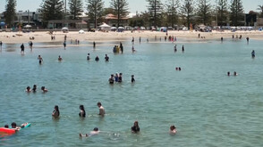 40 градуса на сянка: Австралийците потърсиха прохлада в жегата на плажа (ВИДЕО)