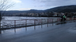 Повишени нива на реките в област Кърджали, разрушен е мост (ВИДЕО+СНИМКИ)