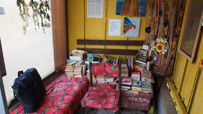 Оазис в града: Автобусна спирка се превърна в уютна стая с книги във Варна (ВИДЕО+СНИМКИ)