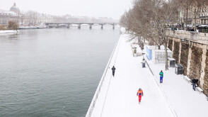 Зима в Париж: Радост за туристите, проблеми за транспорта