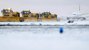 Хиляда бяха принудени да прекарат нощта на летището в Амстердам