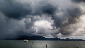 Силни ветрове спряха ключови фериботни линии в Гърция