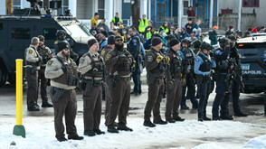 Майка и писател: Какво знаем за жената, застреляна от агент на имиграционните власти в Минеаполис