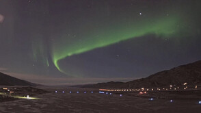 Впечатляваща гледка: Заснеха Северното сияние в небето над Гренландия (ВИДЕО)