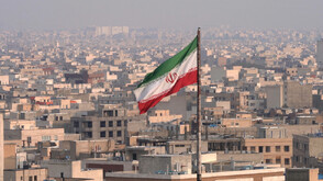 Протестите в Иран: Демонстранти разкъсаха националния флаг