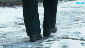 Тротоари като ледени пързалки: Над 200 души са с травми от падания само за денонощие